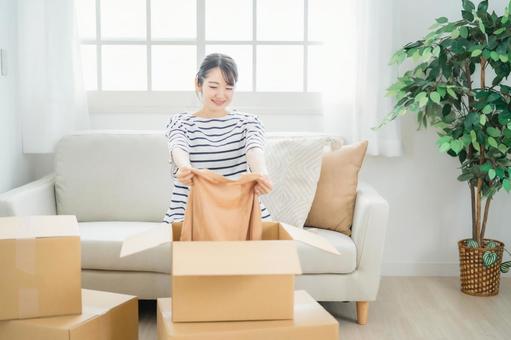 ダンボール箱の中を見る女性 引越し,新生活,転居の写真素材