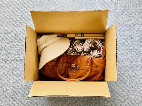 段ボール箱に入れたバッグや帽子、本など 段ボール箱,入れた,バッグの写真素材